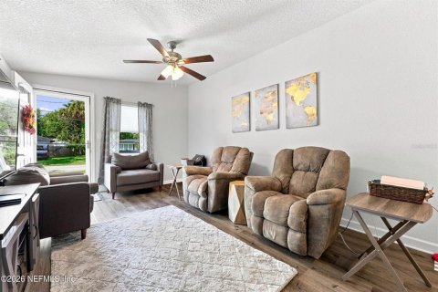 House in Green Cove Springs, Florida 3 bedrooms, 110.37 sq.m. № 2312674 - photo 4