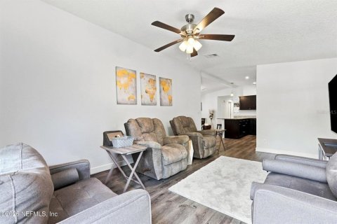House in Green Cove Springs, Florida 3 bedrooms, 110.37 sq.m. № 2312674 - photo 11