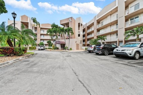 Condo in Tamarac, Florida, 2 bedrooms  № 2000618 - photo 24