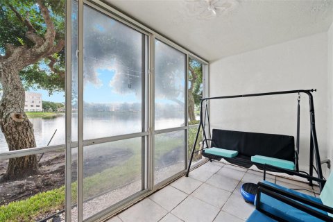 Condo in Tamarac, Florida, 2 bedrooms  № 2000618 - photo 6