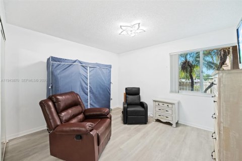 Condo in Tamarac, Florida, 2 bedrooms  № 2000618 - photo 21