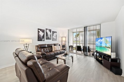 Condo in Tamarac, Florida, 2 bedrooms  № 2000618 - photo 5