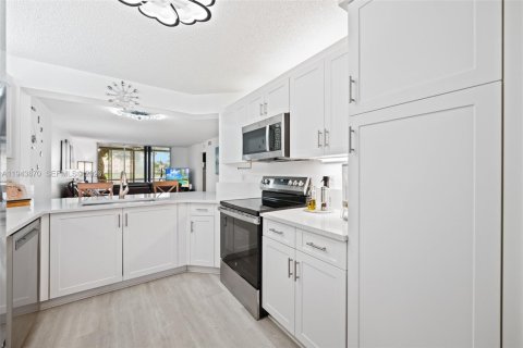 Condo in Tamarac, Florida, 2 bedrooms  № 2000618 - photo 13