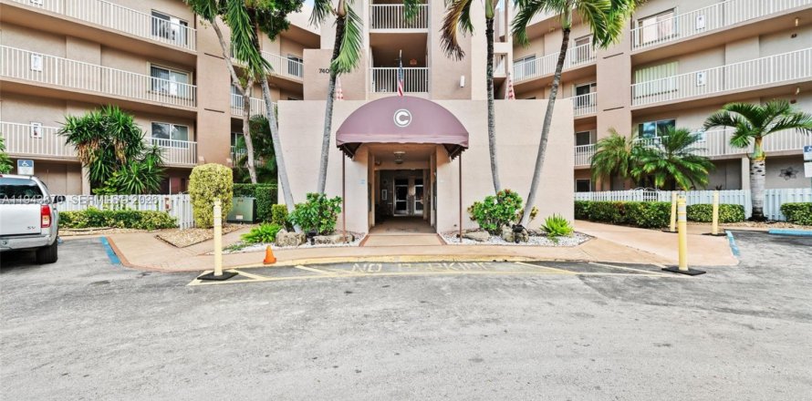 Condo in Tamarac, Florida, 2 bedrooms  № 2000618
