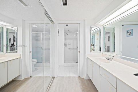 Condo in Tamarac, Florida, 2 bedrooms  № 2000618 - photo 18