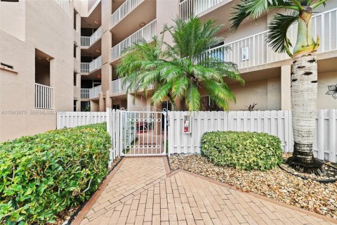 Condo in Tamarac, Florida, 2 bedrooms  № 2000618 - photo 2
