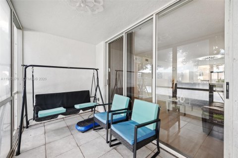 Condo in Tamarac, Florida, 2 bedrooms  № 2000618 - photo 7