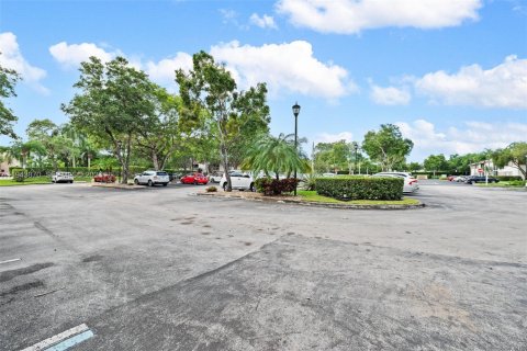 Condo in Tamarac, Florida, 2 bedrooms  № 2000618 - photo 25