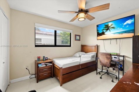 House in Miami, Florida 4 bedrooms, 152.64 sq.m. № 2186349 - photo 9
