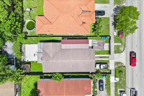 House in Miami, Florida 4 bedrooms, 152.64 sq.m. № 2186349 - photo 27