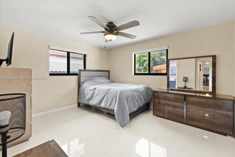 House in Miami, Florida 4 bedrooms, 152.64 sq.m. № 2186349 - photo 11