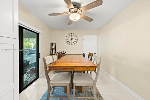 House in Miami, Florida 4 bedrooms, 152.64 sq.m. № 2186349 - photo 10