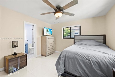 House in Miami, Florida 4 bedrooms, 152.64 sq.m. № 2186349 - photo 12
