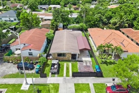 House in Miami, Florida 4 bedrooms, 152.64 sq.m. № 2186349 - photo 25