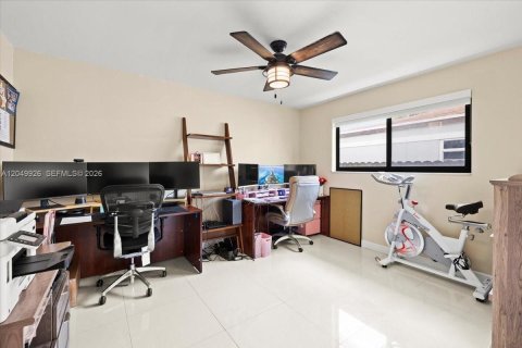 House in Miami, Florida 4 bedrooms, 152.64 sq.m. № 2186349 - photo 16