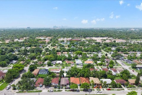 House in Miami, Florida 4 bedrooms, 152.64 sq.m. № 2186349 - photo 24