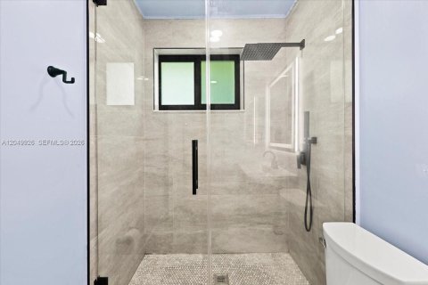 House in Miami, Florida 4 bedrooms, 152.64 sq.m. № 2186349 - photo 18