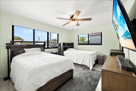 House in Miami, Florida 4 bedrooms, 152.64 sq.m. № 2186349 - photo 15