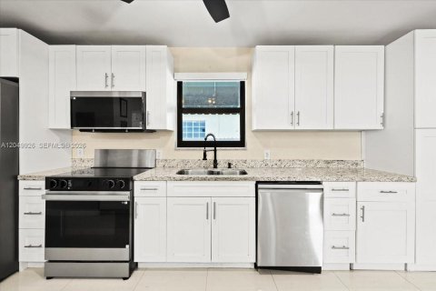 House in Miami, Florida 4 bedrooms, 152.64 sq.m. № 2186349 - photo 8