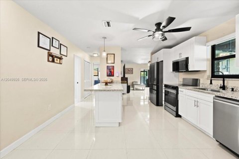 House in Miami, Florida 4 bedrooms, 152.64 sq.m. № 2186349 - photo 6
