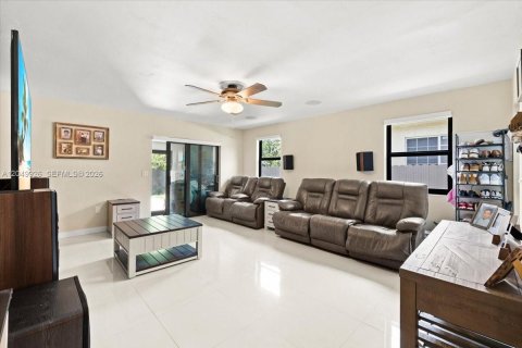 House in Miami, Florida 4 bedrooms, 152.64 sq.m. № 2186349 - photo 4