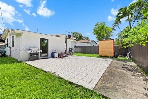 House in Miami, Florida 4 bedrooms, 152.64 sq.m. № 2186349 - photo 20