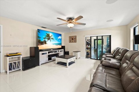 House in Miami, Florida 4 bedrooms, 152.64 sq.m. № 2186349 - photo 3
