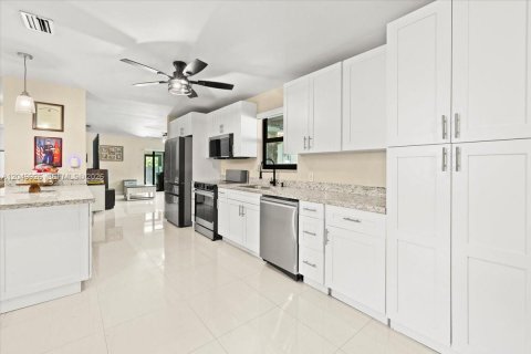 House in Miami, Florida 4 bedrooms, 152.64 sq.m. № 2186349 - photo 7