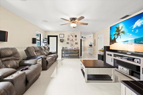 House in Miami, Florida 4 bedrooms, 152.64 sq.m. № 2186349 - photo 5
