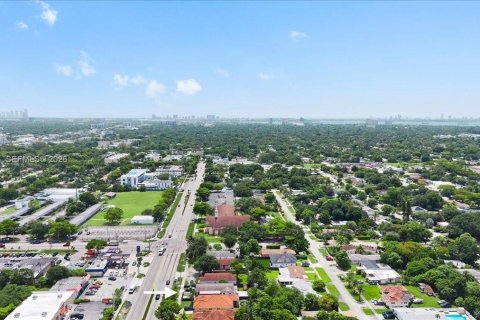 House in Miami, Florida 4 bedrooms, 152.64 sq.m. № 2186349 - photo 23