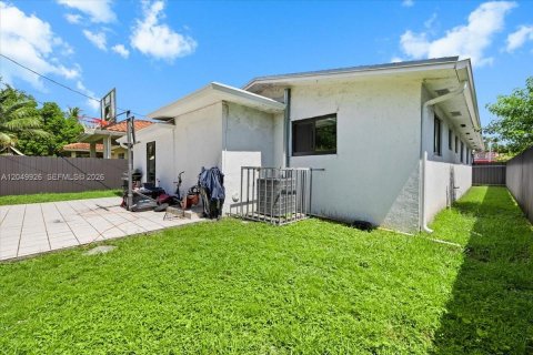 House in Miami, Florida 4 bedrooms, 152.64 sq.m. № 2186349 - photo 21