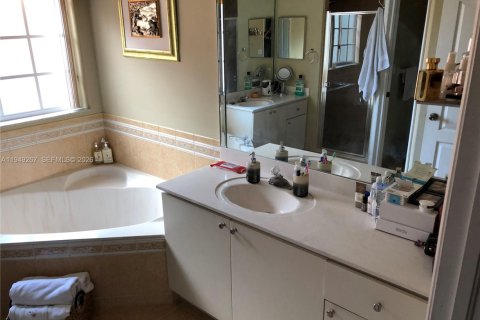 Villa ou maison à vendre à Miami, Floride: 4 chambres, 234.39 m2 № 2005121 - photo 13