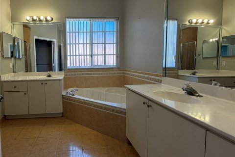 Villa ou maison à vendre à Miami, Floride: 4 chambres, 234.39 m2 № 2005121 - photo 25