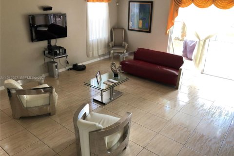Villa ou maison à vendre à Miami, Floride: 4 chambres, 234.39 m2 № 2005121 - photo 4