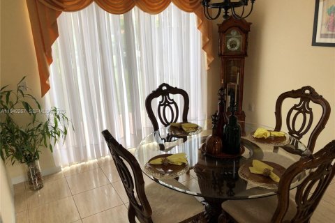 Villa ou maison à vendre à Miami, Floride: 4 chambres, 234.39 m2 № 2005121 - photo 3