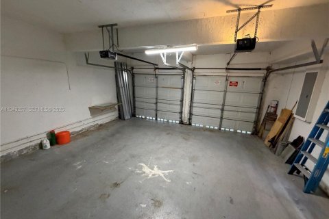 Villa ou maison à vendre à Miami, Floride: 4 chambres, 234.39 m2 № 2005121 - photo 15