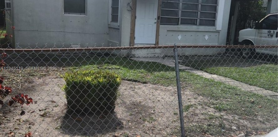 House in Miami, Florida 2 bedrooms, 72.46 sq.m. № 2002184