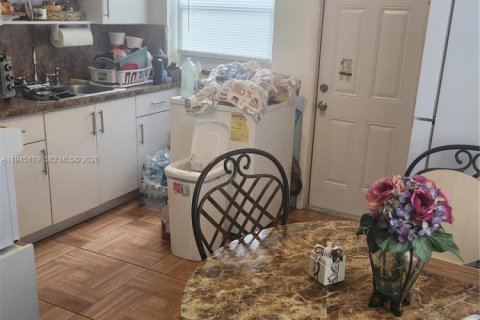 House in Miami, Florida 2 bedrooms, 72.46 sq.m. № 2002184 - photo 2