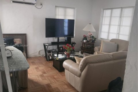 House in Miami, Florida 2 bedrooms, 72.46 sq.m. № 2002184 - photo 3