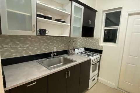 Condo in Miami Beach, Florida  № 1814070 - photo 8
