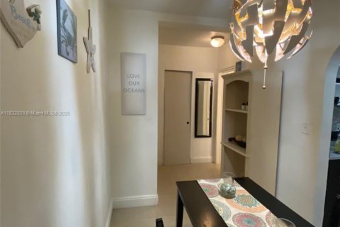 Condo in Miami Beach, Florida  № 1814070 - photo 11