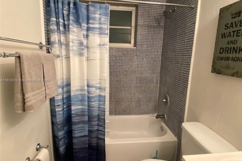Condo in Miami Beach, Florida  № 1814070 - photo 13