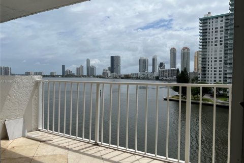 Condominio en North Miami Beach, Florida, 2 dormitorios  № 2088568