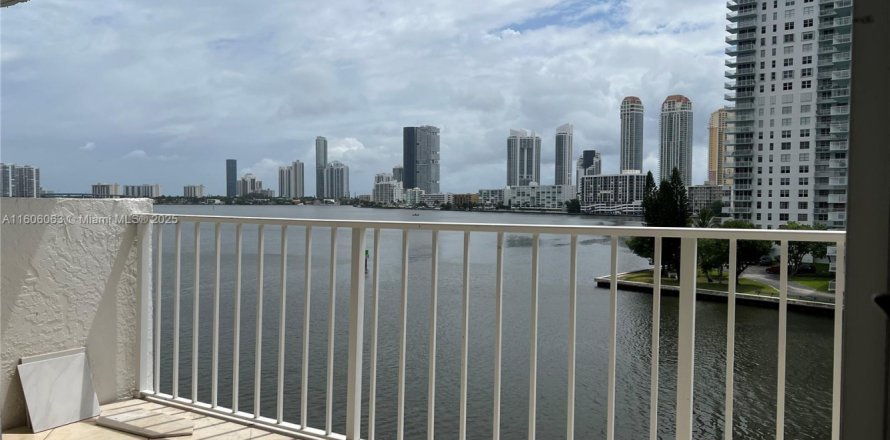 Condominio en North Miami Beach, Florida, 2 dormitorios  № 2088568