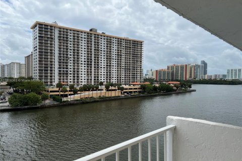 Condominio en venta en North Miami Beach, Florida, 2 dormitorios, 100.8 m2 № 2088568 - foto 2