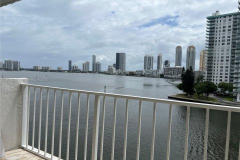 Condominio en venta en North Miami Beach, Florida, 2 dormitorios, 100.8 m2 № 2088568 - foto 3