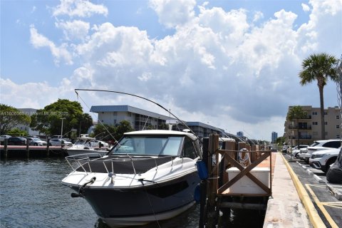 Condominio en venta en North Miami Beach, Florida, 2 dormitorios, 100.8 m2 № 2088568 - foto 22