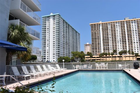 Condominio en venta en North Miami Beach, Florida, 2 dormitorios, 100.8 m2 № 2088568 - foto 21