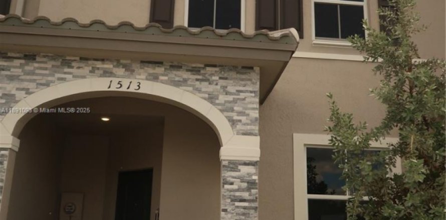 Adosado en Homestead, Florida 3 dormitorios, 171.68 m2 № 1944518