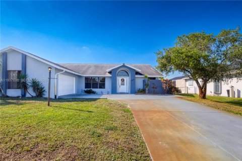 House in Port St. Lucie, Florida 3 bedrooms, 169.73 sq.m. № 1995600 - photo 6